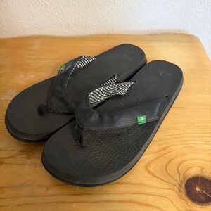 Sanuk Yoga Mat flip-flops in black with checkered straps